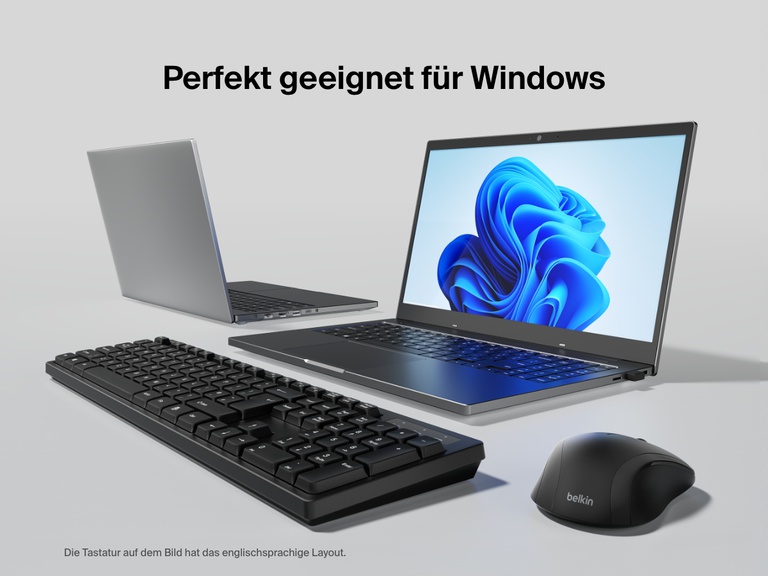 Die kabellose Belkin Connect Tastatur mit Maus wird neben zwei Windows-Laptops gezeigt, wodurch die Kompatibilität mit Windows-Betriebssystemen hervorgehoben wird.