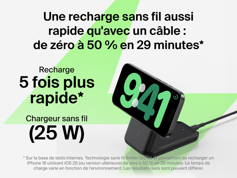 Socle de recharge 3-en-1 aimanté et pliable Belkin UltraCharge avec Qi2 (25 W) offrant une recharge sans fil aussi rapide qu'une recharge filaire, et rechargeant un iPhone de zéro à 50 % en 29 minutes.