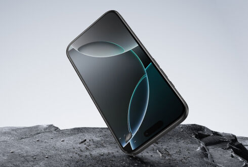 거칠고 금이 간 표면 위에 강화유리를 씌운 스마트폰을 각도를 맞춰 세워 놓은 모습으로, 내구성과 낙하 내구성을 보여줍니다.