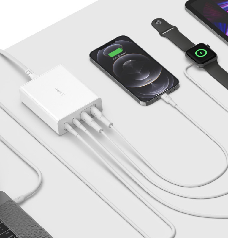 Ein 4-Port-GaN-Ladegerät lädt ein MacBook, Chromebook, andere USB-C-Laptops, iPhone, iPad, Samsung Smartphones, Apple Watch