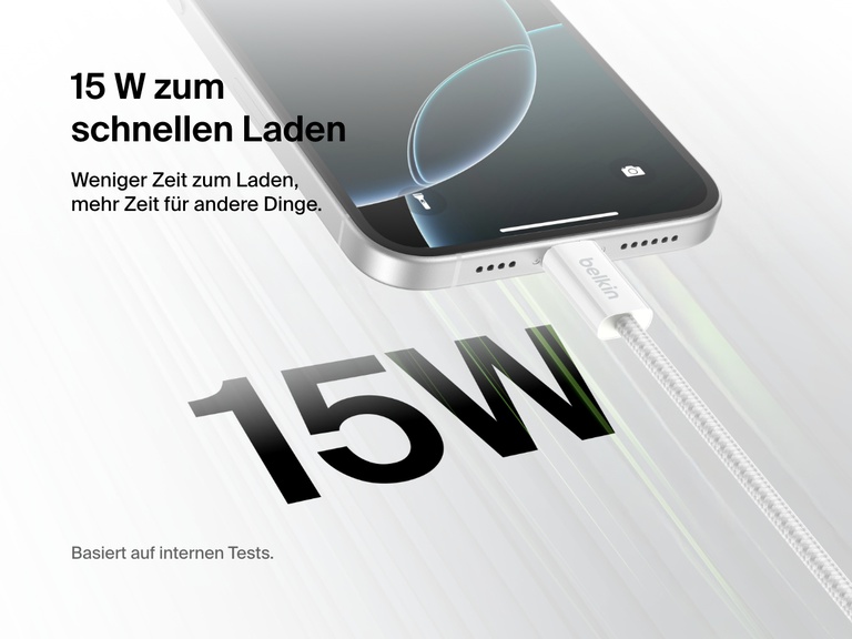 Nahaufnahme eines Belkin BoostCharge USB-A-auf-USB-C-Kabels (15 W), das mit einem Smartphone verbunden ist. Das effiziente und schnelle Laden mit 15 W wird herausgestellt.