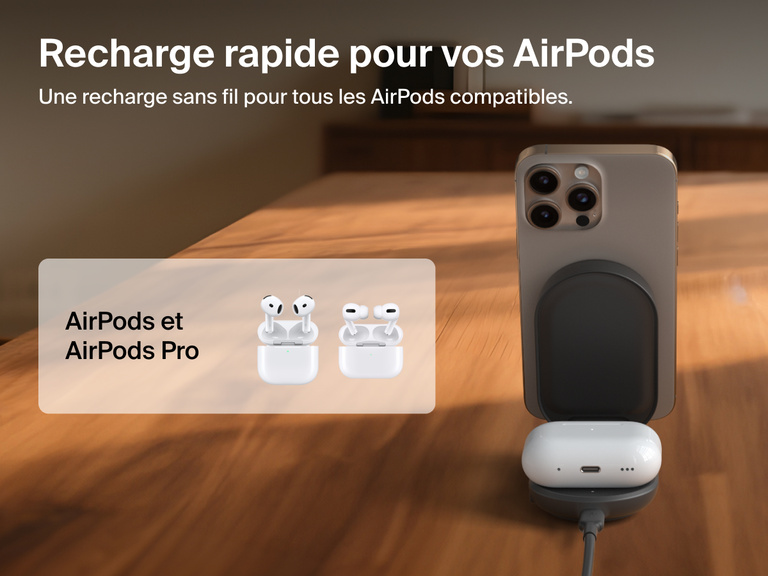 Socle de recharge 2-en-1 aimanté et pliable Belkin UltraCharge avec Qi2 25 W rechargeant rapidement un iPhone et des AirPods sur une surface en bois, compatible avec les AirPods et les AirPods Pro.