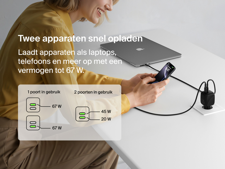 Afbeelding van een Belkin BoostCharge Pro 2-poorts USB-C GaN-wandlader van 67 W die een laptop en een smartphone gelijktijdig snel en efficiënt oplaadt met tot 67 W in totaal.