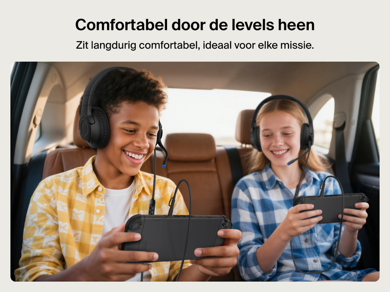 Twee kinderen dragen de Belkin Gaming Inspire bedrade headset voor kinderen voor de Nintendo Switch 2 tijdens spelen van een game op de achterbank van een auto, om te benadrukken dat de headset de hele dag comfortabel zit bij onderweg gamen.