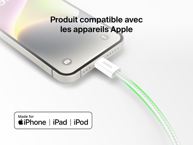 Un câble USB-C Belkin BoostCharge avec connecteur Lightning branché sur un iPhone, de façon à souligner sa compatibilité avec les appareils Apple comme l'iPhone, l'iPad et l'iPod.