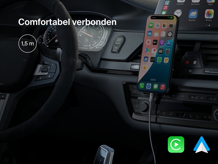 Belkin BoostCharge 240 W USB-C naar USB-C-kabel in een auto waarbij apparaten gemakkelijk bereikbaar zijn dankzij de kabellengte van 1,5 m, en die naadloze Apple CarPlay- en Android Auto-connectiviteit mogelijk maakt tijdens het opladen.