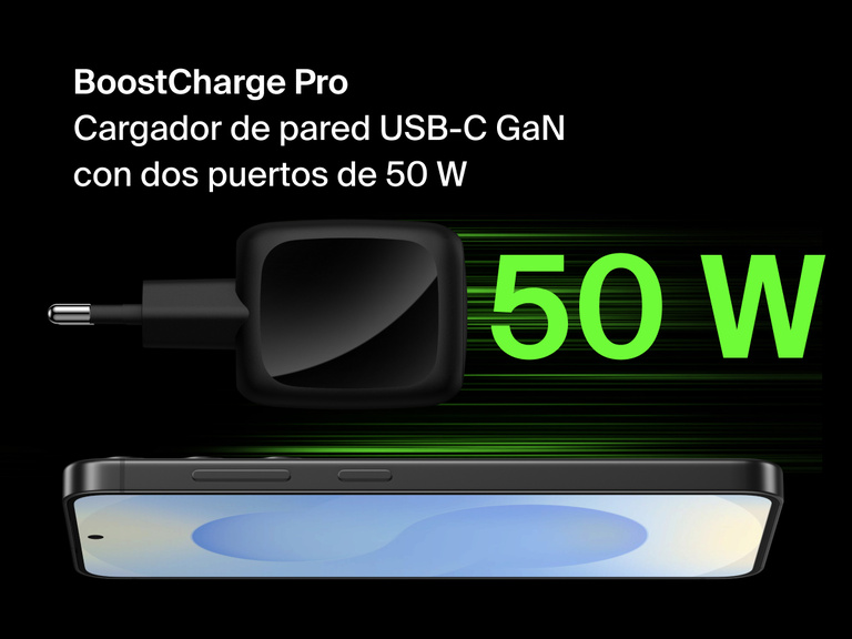 Se muestra el cargador de pared doble USB-C GaN de 50 W Belkin BoostCharge Pro de color blanco, con un diseño plegable compacto y sobre un fondo negro.