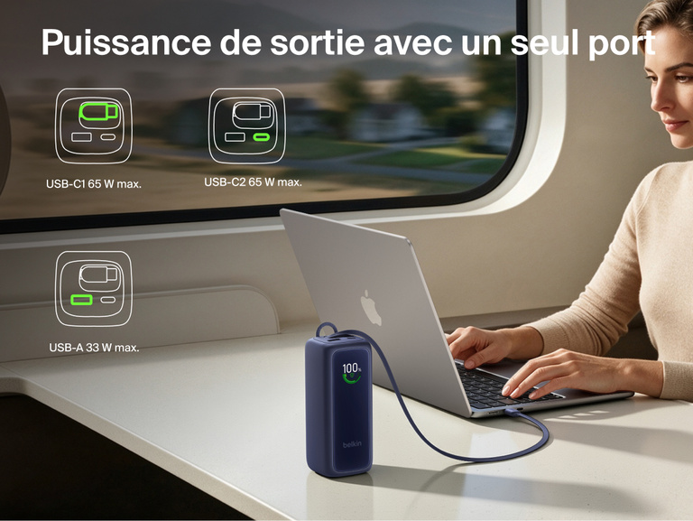Image d'une batterie externe 22K UltraCharge avec c&acirc;ble r&eacute;tractable rechargeant un ordinateur portable via un seul port sur la tablette d'un si&egrave;ge de train. Des ic&ocirc;nes indiquent la puissance de sortie de chaque port utilis&eacute; seul&nbsp;: USB-C1, USB-C2 et USB-A.