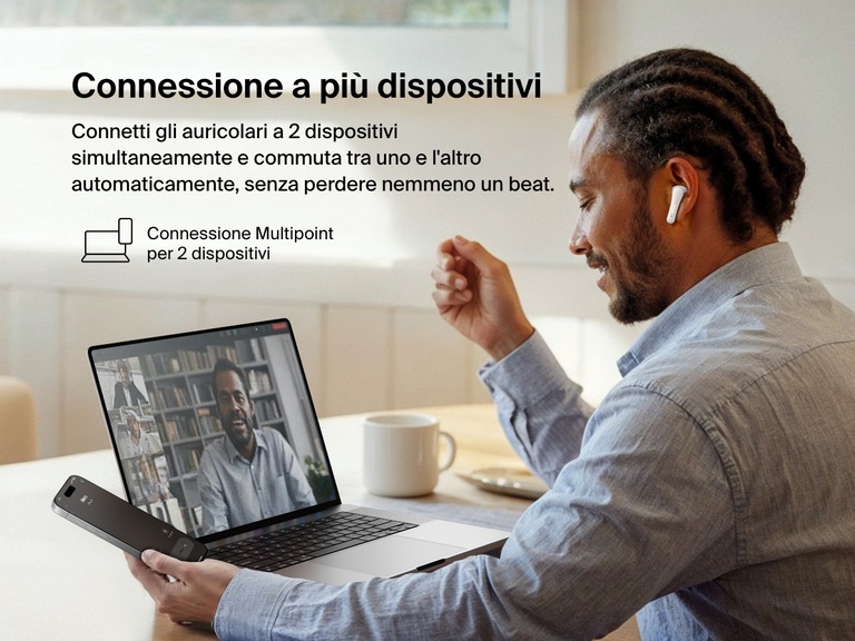 Immagine di un uomo che usa gli auricolari Belkin SoundForm Rhythm ANC durante una videochiamata, enfatizzando la connessione Multipoint per abbinare 2 dispositivi nello stesso istante, e commutare, ad esempio, tra l'audio del laptop e quello dello smartphone.