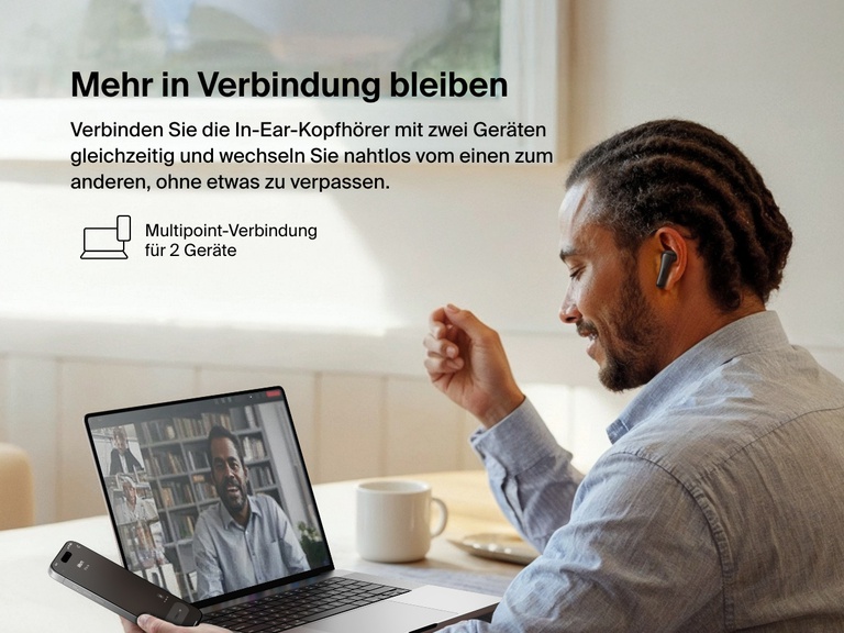Abbildung eines Mannes, der Belkin SoundForm Rhythm ANC Earbuds während eines Videogesprächs verwendet, wobei die Multipoint-2-Geräteverbindung zum nahtlosen Umschalten zwischen Laptop und Smartphone hervorgehoben wird.