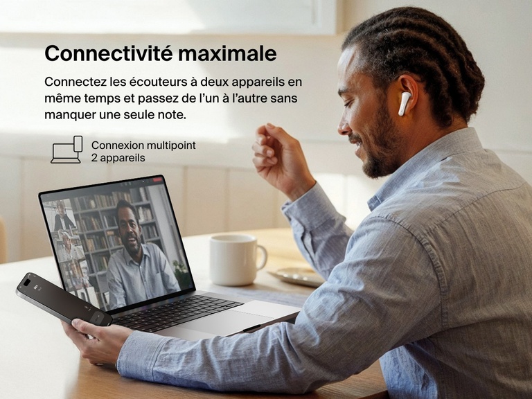 Image d’un homme utilisant les écouteurs ANC SoundForm Rhythm de Belkin lors d’un appel vidéo, mettant en avant la connexion multipoint 2 appareils pour passer facilement de l’ordinateur au smartphone.