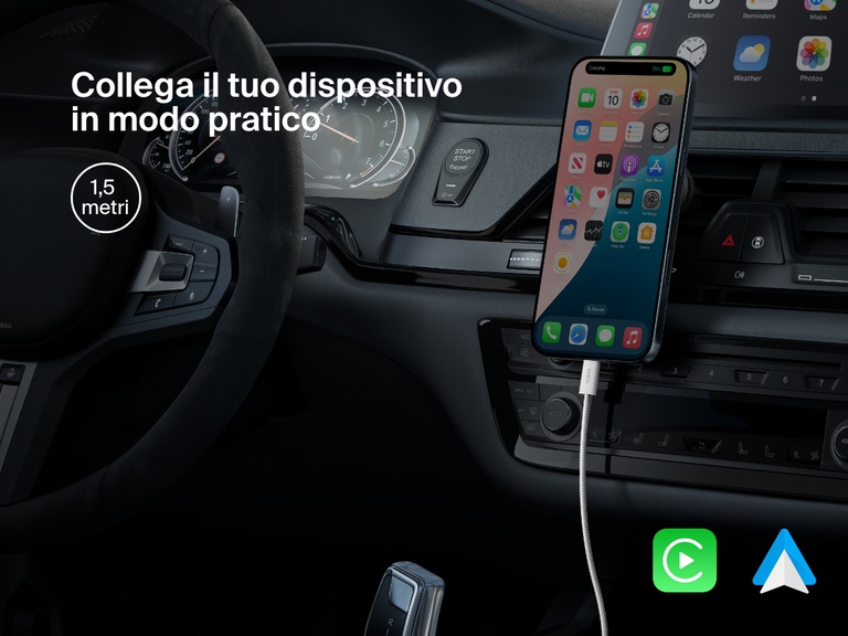 Immagine del cavo da USB-C a USB-C da 60 W Belkin BoostCharge in un'installazione in auto, enfatizzandone la lunghezza di 1,5 metri che permette una facile ricarica del dispositivo e la compatibilità con Apple CarPlay e Android Auto.