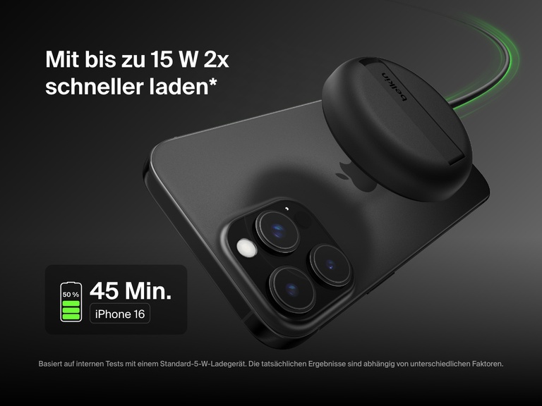 Ein schwarzes, magnetisches, kabelloses Belkin BoostCharge Pro-Ladegerät mit Qi2 und 15 Watt wird gezeigt, wie es ein iPhone 16 auflädt, und veranschaulicht damit, wie es 50 %  in 45 Minuten mit der 15-Watt-Schnellladefunktion aufladen kann.