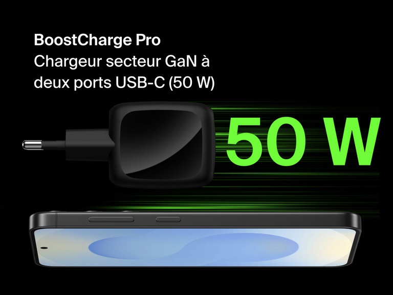 Image du chargeur secteur GaN 
à deux ports USB-C Belkin BoostCharge Pro (50 W) blanc avec son design compact à côté d’un texte vert et gras « 50 W » sur fond noir.