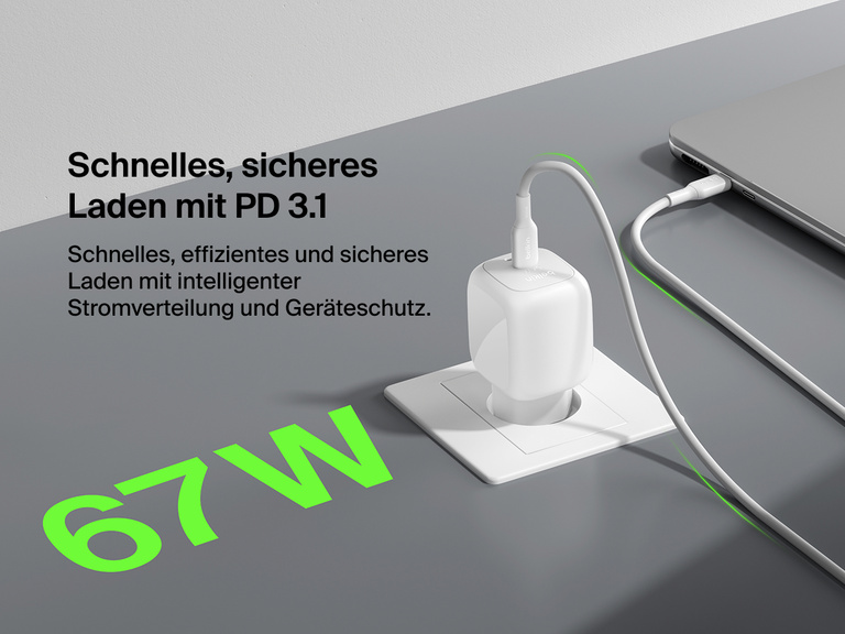 Das Belkin BoostCharge Pro USB-C-GaN-Ladegerät mit zwei Anschlüssen (67 W) wird beim schnellen, sicheren Laden mit dem Standard PD 3.1 gezeigt, der intelligente Stromverteilung und effizienten Geräteschutz ermöglicht.