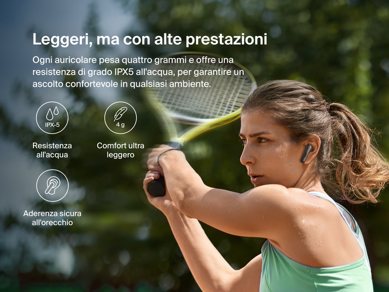 Immagine di una donna che gioca a tennis mentre indossa gli auricolari Belkin SoundForm Rhythm ANC, sottolineandone la resistenza all'acqua di grado IPX5, il peso ultra leggero inferiore a 1 grammo e l'aderenza sicura all'orecchio per un uso attivo.
