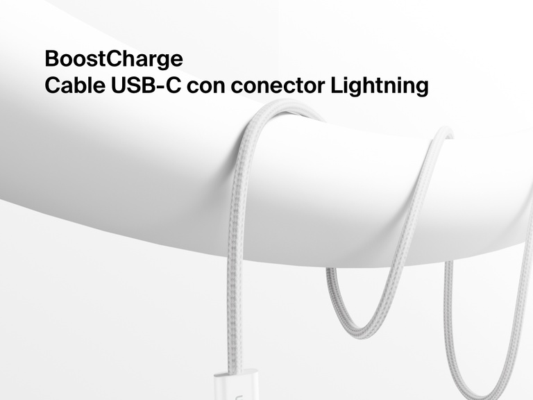 Imagen en primer plano de un duradero cable Belkin BoostCharge USB-C trenzado con conector Lightning enrollado sobre un fondo blanco para destacar su gran calidad de fabricación y su compatibilidad en carga rápida con dispositivos Apple.