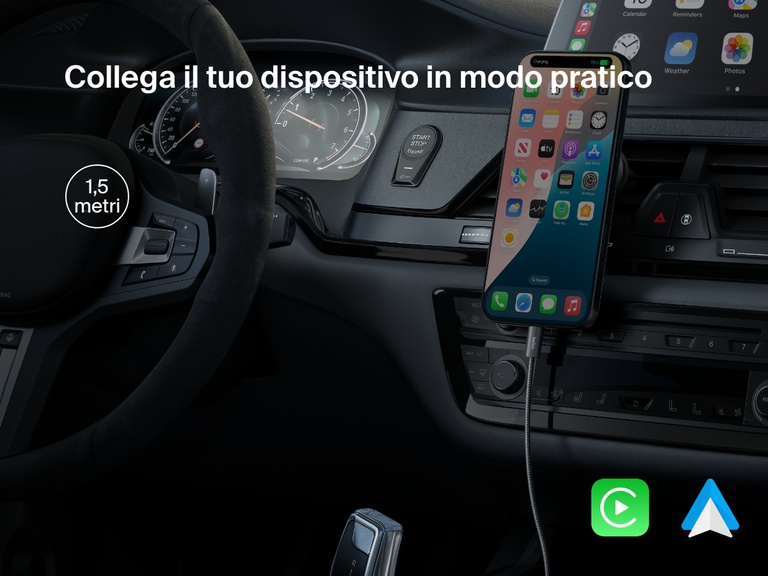 Immagine del cavo da USB-C a USB-C da 240 W Belkin BoostCharge in un'installazione in auto, enfatizzandone la lunghezza di 1,5 metri che permette un facile accesso al dispositivo e la compatibilità con Apple CarPlay e Android Auto durante la ricarica.