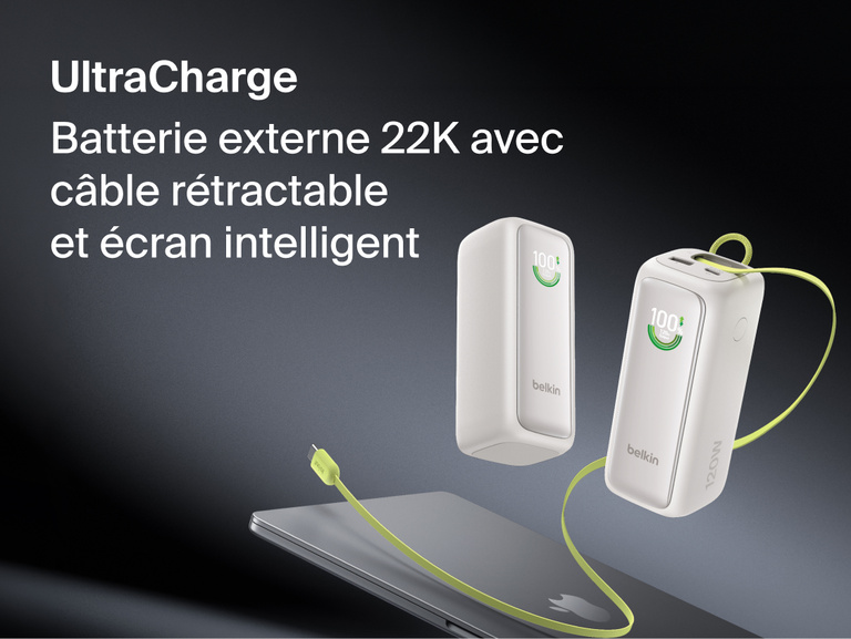Image d'ne batterie externe 22K UltraCharge avec c&acirc;ble r&eacute;tractable pr&eacute;sent&eacute;e sous deux&nbsp;angles, avec son &eacute;cran affichant une batterie charg&eacute;e &agrave; 100&nbsp;% et son c&acirc;ble USB-C d&eacute;ploy&eacute;.