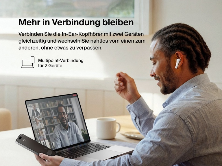 Abbildung eines Mannes, der Belkin SoundForm Rhythm ANC Earbuds während eines Videogesprächs verwendet, wobei die Multipoint-2-Geräteverbindung zum nahtlosen Umschalten zwischen Laptop und Smartphone hervorgehoben wird.