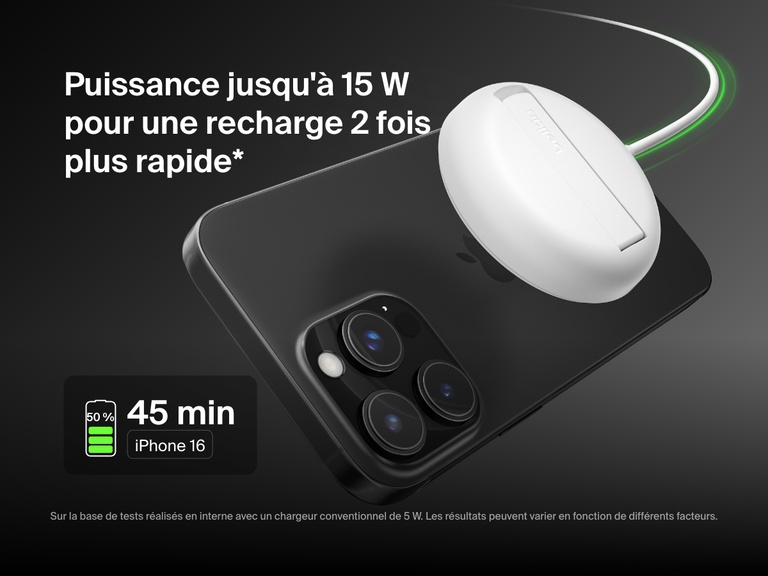 Image d'une station de recharge sans fil blanche Belkin BoostCharge Pro avec Qi2 (15 W) rechargeant un iPhone 16 qui met en avant sa capacité à recharger de zéro à 50 % en 45 minutes avec la recharge rapide de 15 W.