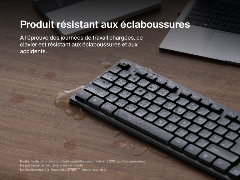 Un clavier sans fil Connect de Belkin est présenté avec des gouttes d'eau sur les touches et sa surface, démontrant sa conception résistante aux éclaboussures et à l'usure quotidienne.
