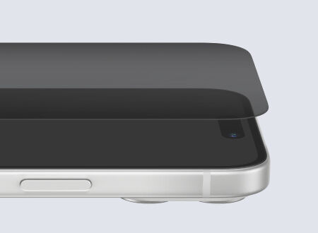 어두운 사생활 보호 강화유리가 디스플레이를 부분적으로 덮어 사생활 보호 기능을 강조한 스마트폰의 클로즈업 이미지입니다. 어두운 사생활 보호 강화유리가 디스플레이를 부분적으로 덮어 사생활 보호 기능을 강조한 스마트폰의 클로즈업 이미지입니다.