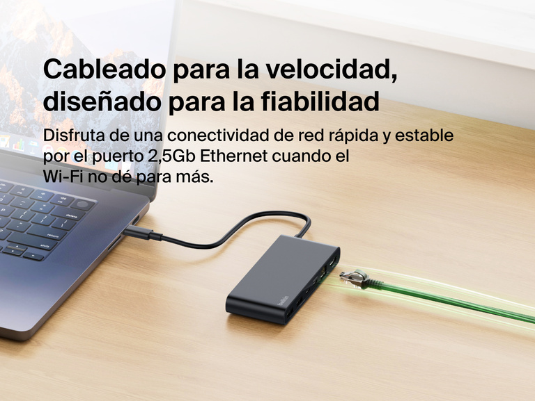 Se muestra un hub USB-C de 8 puertos con 2.5Gb Ethernet de Belkin conectado a un portátil mediante un cable Ethernet y mostrando el rápido y estable rendimiento que proporciona esta conexión por cable.