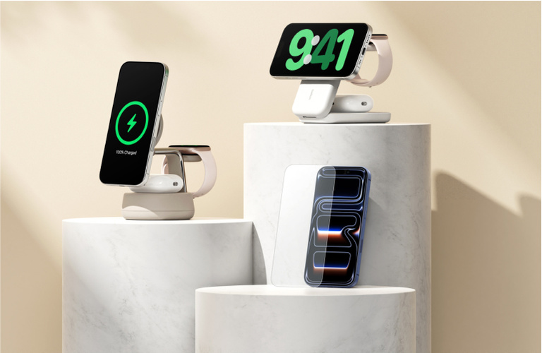 Belkin 無線充電器和螢幕保護貼放在大理石展示台上，背景是米色。