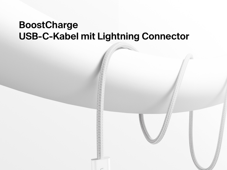 Nahaufnahme eines aufgerollten, robusten, geflochtenen Belkin BoostCharge USB-C-Kabels mit Lightning Connector vor einem weißen Hintergrund. Seine erstklassige Konstruktion und Kompatibilität mit Apple-Geräten, die mit dem Kabel schnell geladen werden können, werden hervorgehoben.