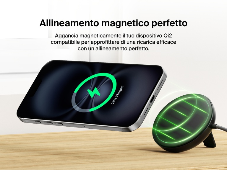 Un tappetino di ricarica wireless magnetica con Qi2 da 15 W BoostCharge Pro Belkin di colore nero durante l'allineamento magnetico con un iPhone che garantisce una ricarica wireless efficace su una superficie in legno.