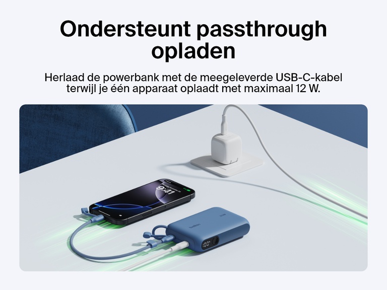 Afbeelding van de Belkin BoostCharge 10.000mAh-powerbank met display tijdens passthrough-opladen, waarbij deze een smartphone oplaadt met maximaal 12 W en zelf wordt opgeladen via de meegeleverde USB-C-kabel.