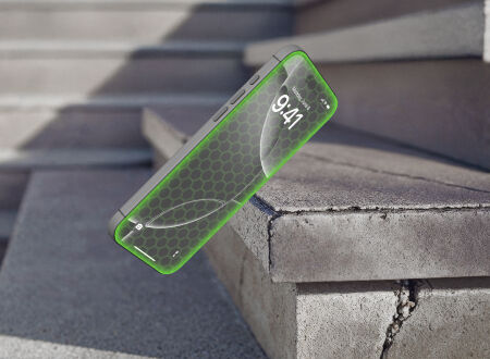 콘크리트 계단 근처에서 녹색 육각형 보호 화면 오버레이가 있는 스마트폰이 떨어지는 모습으로, 강화유리의 내구성을 강조합니다. 콘크리트 계단 근처에서 녹색 육각형 보호 화면 오버레이가 있는 스마트폰이 떨어지는 모습으로, 강화유리의 내구성을 강조합니다.