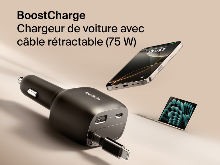 Image du chargeur de voiture Belkin BoostCharge avec câble rétractable (75 W) avec des ports USB-C et USB-A en train de recharger un iPhone et un iPad.