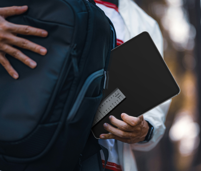 una persona sacando un iPad de la mochila.