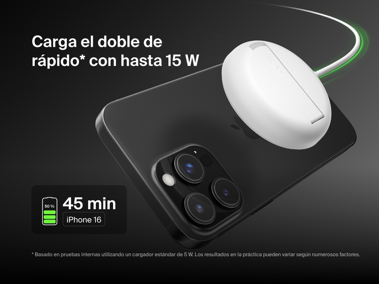 Se muestra una base magnética de carga inalámbrica con Qi2 de 15 W BoostCharge Pro de Belkin de color blanco cargando un iPhone 16. Se hace hincapié en su capacidad para cargarlo al 50 % en 45 minutos por carga rápida.