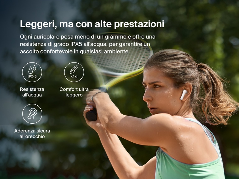 Immagine di una donna che gioca a tennis mentre indossa gli auricolari Belkin SoundForm Rhythm ANC, sottolineandone la resistenza all'acqua di grado IPX5, il peso ultra leggero inferiore a 1 grammo e l'aderenza sicura all'orecchio per un uso attivo.