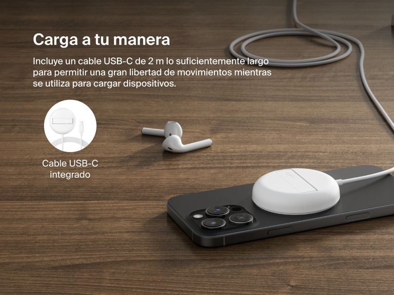 Se muestra una base magnética de carga inalámbrica con Qi2 de 15 W BoostCharge Pro de Belkin de color blanco, sobre una superficie de madera y cargando un iPhone. También visible es su cable USB-C de 2 m integrado que permite un emplazamiento flexible.