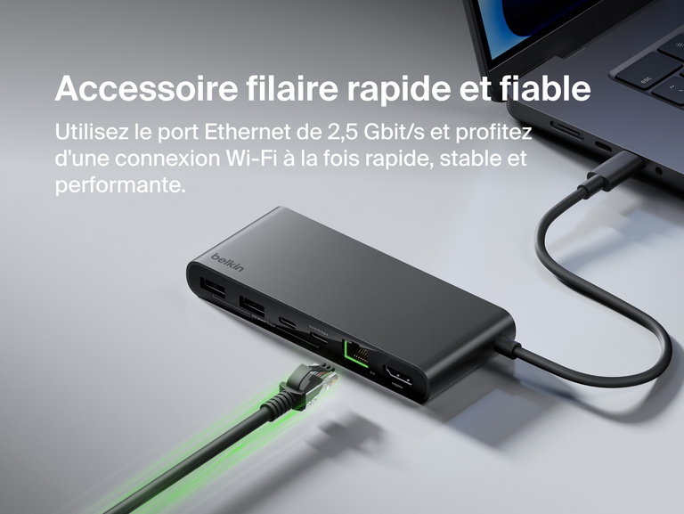 Hub USB-C Belkin Connect &agrave; 8&nbsp;ports dont 1&nbsp;port Ethernet 2,5&nbsp;Gbit/s branch&eacute; sur un ordinateur portable via le c&acirc;ble Ethernet, illustrant la connexion filaire rapide et fiable pour des performances r&eacute;seaux stables.