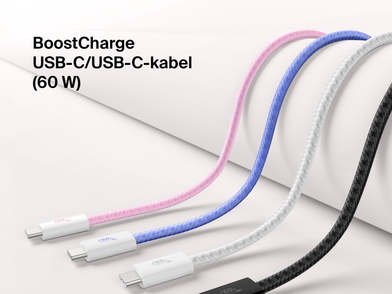 Afbeelding die vier kleuropties toont (roze, blauw, wit en zwart) van de Belkin BoostCharge 60 W USB-C-naar-USB-C-kabel, een gevlochten snellaadkabel voor USB-C-apparaten.