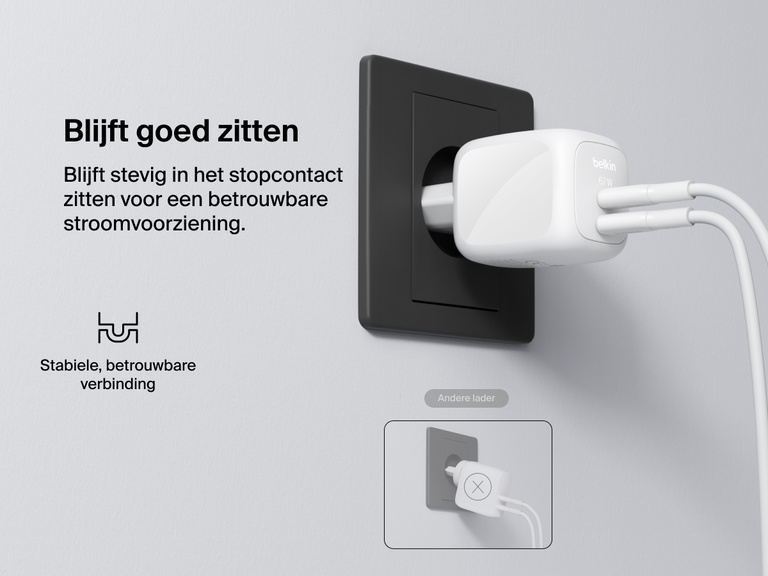 Afbeelding van een Belkin BoostCharge Pro 2-poorts USB-C GaN-wandlader van 67 W die op een stopcontact is aangesloten waarmee de stevige aansluiting wordt benadrukt.