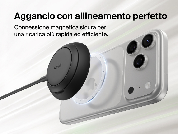 Immagine del caricabatteria magnetico con Qi2 25W Belkin UltraCharge mentre si aggancia in tutta sicurezza e perfetto allineamento al retro di uno smartphone, per garantire una ricarica wireless magnetica efficace.