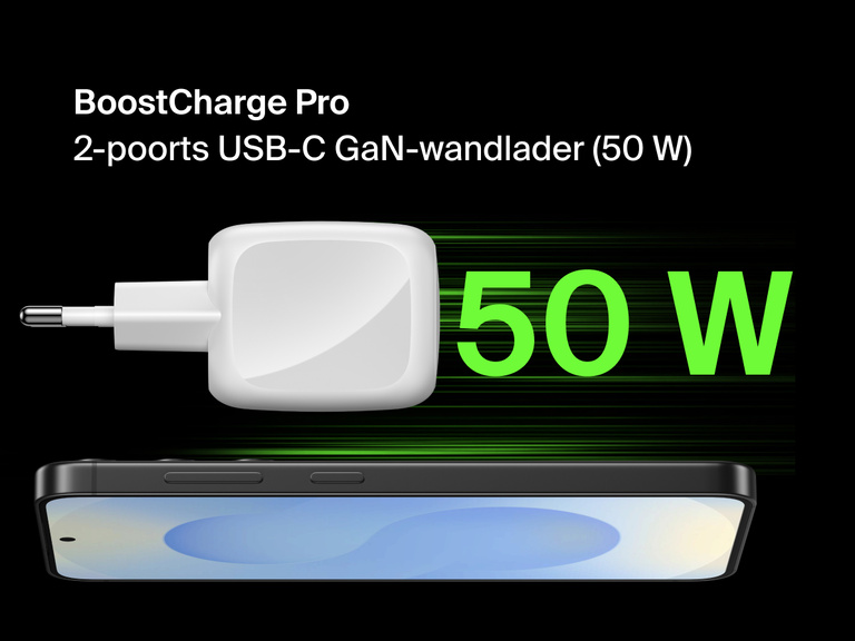 Belkin BoostCharge Pro 2-poorts USB-C GaN-wandlader van 50 W in het wit met een compact, inklapbaar ontwerp, weergegeven naast opvallende groene “50W”-tekst op een zwarte achtergrond.