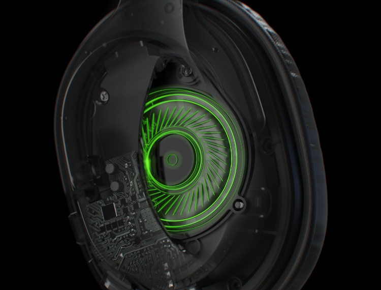 この画像はオーバーイヤーヘッドホンドライバーの内部を示しています。スピーカーのデザイン内に精巧な回路基板と光る緑色のリングが採用されており、その高度な技術が強調されています。黒色の背景はコントラストを高め、複雑なコンポーネントを際立たせ、オーディオ品質とエンジニアリングの精度に重点を置いていることがわかります。