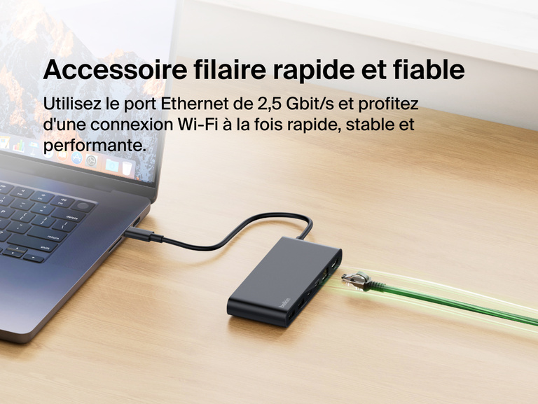Hub USB-C Belkin Connect &agrave; 8&nbsp;ports dont 1&nbsp;port Ethernet 2,5&nbsp;Gbit/s branch&eacute; sur un ordinateur portable via le c&acirc;ble Ethernet, illustrant la connexion filaire rapide et fiable pour des performances r&eacute;seaux stables.