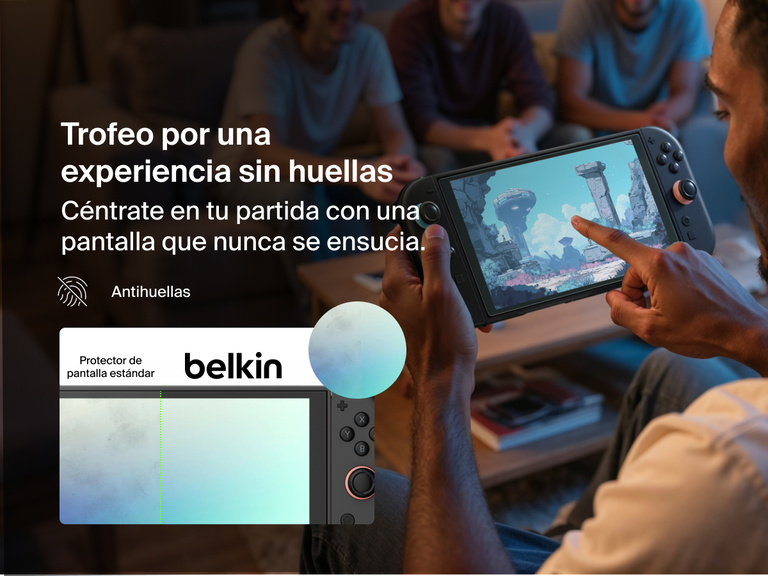 Un hombre juega con un Nintendo Switch 2, sentado en un acogedor salón en el que se aprecian varios amigos en el fondo. El texto a la izquierda dice «Victoria frente a las manchas» y hace hincapié en la propiedad antihuellas dactilares del protector de pantalla de Belkin. Abajo en una imagen comparativa se muestra un protector de pantalla de Belkin  limpio, en contraste con un protector de otra marca en el que se ven restos de suciedad y manchas. Así, se enfatiza la claridad y pulcritud que el producto de Belkin proporciona al gamer para disfrutar a tope y sin limitaciones de su tiempo de juego. 