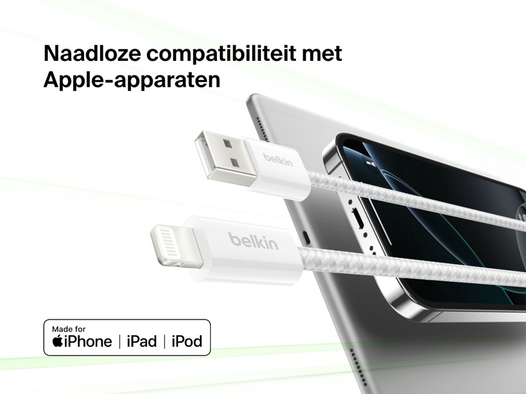 Belkin BoostCharge USB-A-kabel met Lightning-connector afgebeeld naast Apple-apparaten, met de nadruk op naadloze compatibiliteit met iPhone, iPad en iPod voor een betrouwbare werking bij het opladen en de overdracht van gegevens.