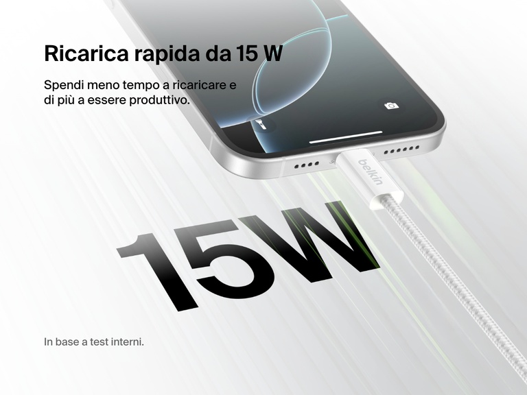 Primo piano del cavo da USB-A a USB-C da 15 W Belkin BoostCharge che ricarica rapidamente uno smartphone, enfatizzando l'efficacia della tecnologia Power Delivery da 15 W per tempi di ricarica più rapidi.