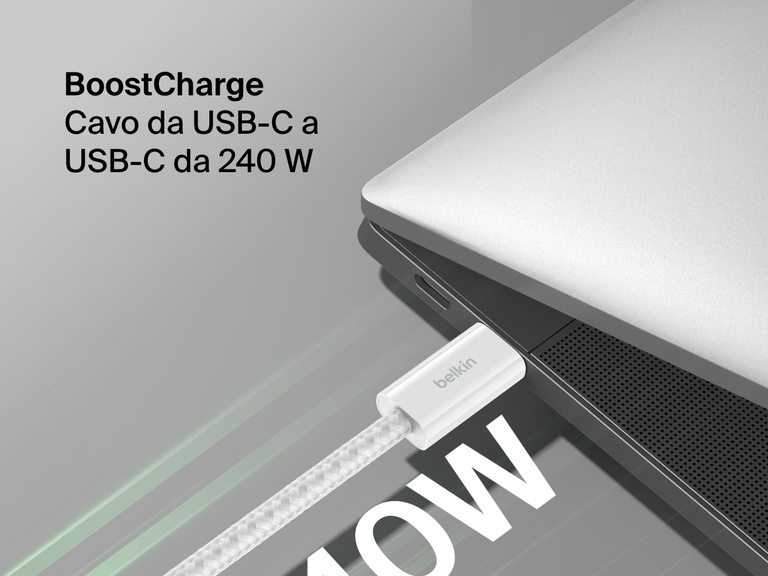 Primo piano del cavo da USB-C a USB-C da 240 W Belkin BoostCharge, connesso a un laptop, per dimostrarne il resistente design intrecciato e le capacità di ricarica ad alta velocità.