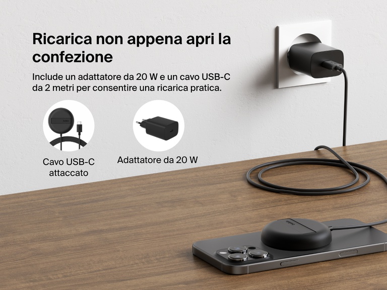 Un tappetino di ricarica wireless magnetica con Qi2 da 15 W BoostCharge Pro Belkin di colore nero mentre ricarica un iPhone su una scrivania, mettendo in risalto l'alimentatore da 20 W e il cavo USB-C attaccato da 2 metri, inclusi nella confezione per ricaricare subito dopo l'acquisto.